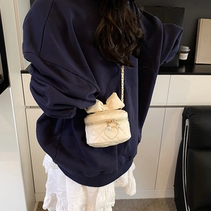 White quilted crossbody bag for kids with bow decoration and pearl chain strap