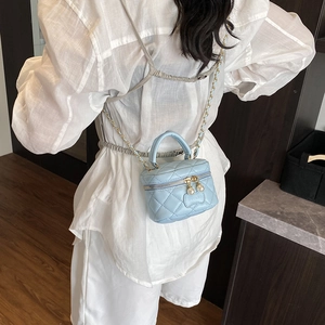 Mini sac à bandoulière matelassé bleu clair avec chaîne et breloques de perles élégantes