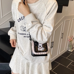 Süße Umhängetasche mit Welpen-Motiv und rosa Spitzenborte für Kinder in Strickkleidung