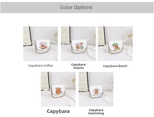 Détail de cinq petits sacs à bandoulière blancs pour enfants avec motifs Capybara mignons