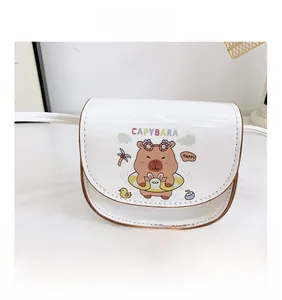 Détail du mini sac Capybara blanc avec imprimé dessin animé et texture cuir verni brillant