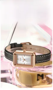 Makroaufnahme der GEDI quadratischen roségoldenen Quarzuhr mit Lederarmband und Sonnenstrahlblatt