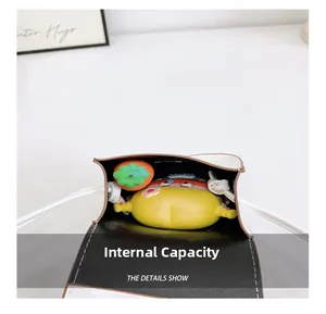 Détail de la capacité intérieure du mini sac Capybara avec accessoires et porte-monnaie
