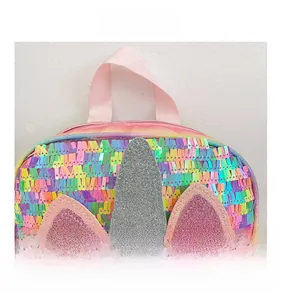 Detailansicht bunter Pailletten-Kinderrucksack mit silbernem Einhornhorn und rosa Ohren