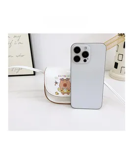 Mini sac à bandoulière Capybara montré avec un smartphone pour comparer la taille