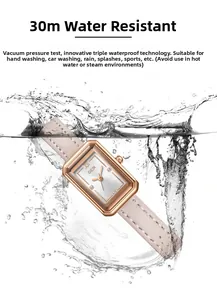 Detailansicht der roségoldenen Quarzuhr im Wasser zur Demonstration der 30m Wasserdichtigkeit