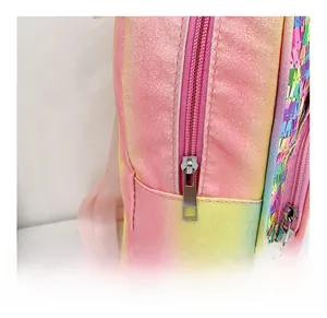 Detail eines silbernen Reißverschlusses an einem glitzernden Regenbogen-Kinderrucksack