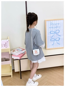 Vue de dos d'une fille en robe de coton gris avec un sac à bandoulière dessin animé mignon