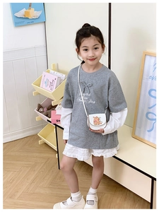 Détail d'une robe t-shirt grise à volants pour fille avec imprimé nœud et petit sac