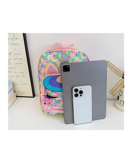 Größenvergleich der Kinder Einhorn Pailletten Rucksack Kapazität gegen iPad und Handy