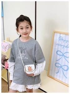 Détail d'un mini sac bandoulière blanc pour enfants avec un mignon imprimé animal