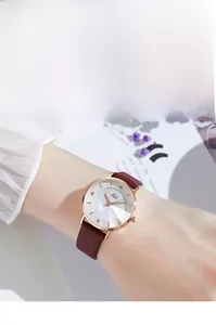 Dettaglio orologio donna Gedi con cinturino in pelle bordeaux e quadrante in oro rosa
