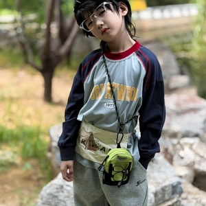 Kids streetwear set with color-block long sleeve shirt, grey joggers and green mini bag