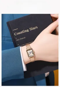 Gros plan d'une montre vintage à quartz avec bracelet en maille or rose et cadran romain carré