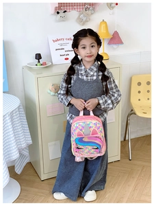Detail eines rosa Einhorn-Rucksacks mit Pailletten für Kleinkinder im Wohnbereich