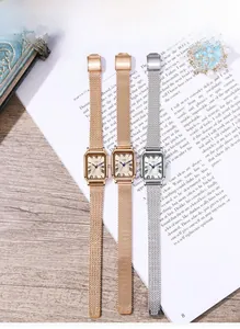Gros plan de montres quartz vintage carrées avec chiffres romains et bracelets milanais