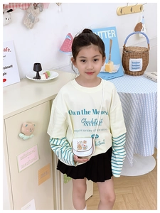 Vue détaillée du mini sac bandoulière en cuir blanc avec imprimés ours pour enfants