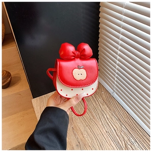 Détail du sac à bandoulière enfant pomme rouge avec nœud et broderie à pois