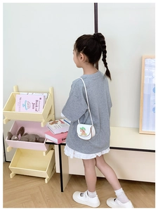 Vue détaillée d'un mini sac bandoulière blanc avec des motifs de dessins animés mignons