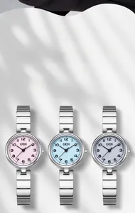 Trois montres à quartz vintage élégantes avec bracelet en acier et petits cadrans colorés