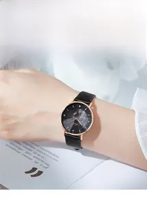 Primo piano dell'orologio Gedi da donna con cassa in oro rosa e cinturino in pelle nera