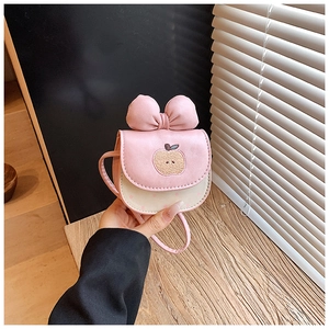 Vue détaillée d'un sac rose pour enfant avec broderie pomme et nœud 3D élégant