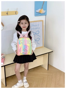 Kinderrucksack mit bunten Pailletten, LOVE-Schriftzug und Donut-Muster Detail