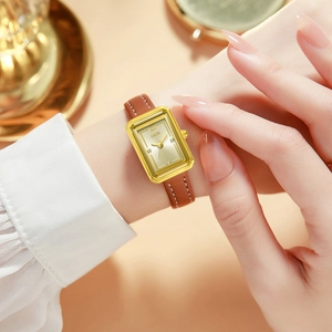 Elegante quadratische goldene Quarzuhr mit braunem Lederarmband und klassischem Zifferblatt