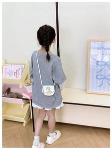 Détail du sac bandoulière blanc avec imprimé capybara mignon pour enfants et bébés