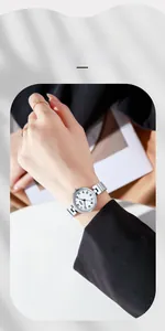 Gros plan d'une montre bracelet en alliage argenté avec cadran blanc minimaliste