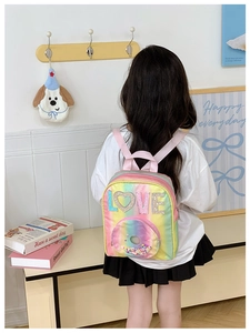 Detailansicht eines glitzernden Kinderrucksacks mit LOVE-Pailletten und Donut-Tasche
