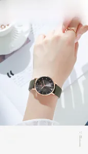 Dettaglio macro dell'orologio in oro rosa con cinturino in pelle smeraldo e quadrante