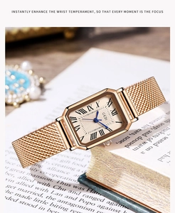 Vue macro de la montre à quartz GEDI dorée avec chiffres romains sur un livre