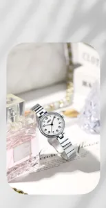 Gros plan d'une montre à quartz argentée minimaliste avec chiffres arabes et bracelet