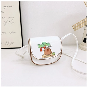 Détail du mini sac à bandoulière blanc avec imprimé capybara et fine lanière marron