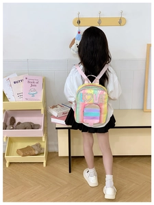 Detail eines bunten Regenbogen-Kinderrucksacks mit LOVE-Pailletten und Eistasche