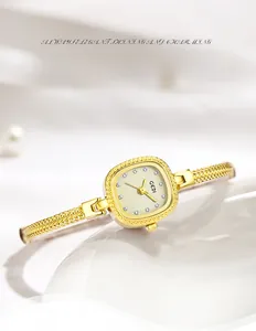 Vue latérale de la montre carrée GEDI dorée avec index en strass et bracelet en maille
