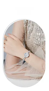 Détail d'une élégante montre à quartz pour femme avec bracelet argenté et strass