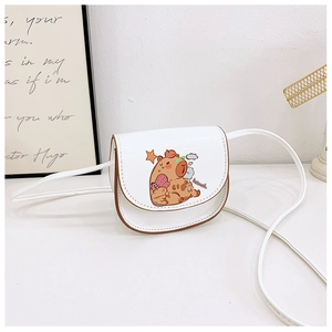 Détail d'un sac bandoulière blanc avec un imprimé mignon de Capybara de dessin animé