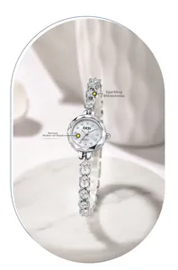 Détail d'une montre de luxe avec cadran en nacre et strass étincelants sur bracelet argent
