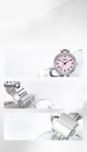 Vue détaillée du cadran rose et du bracelet en acier argenté avec boucle papillon
