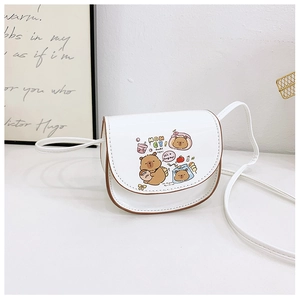 Détail d'un petit sac bandoulière blanc pour enfant avec imprimé ours mignon en PU