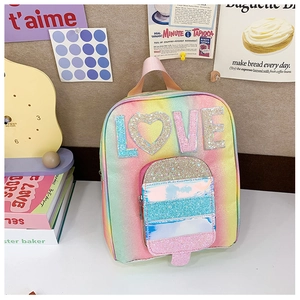 Details von Glitzer-Pailletten und Regenbogen-Eis-Tasche auf einem Kinder-Rucksack