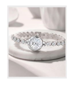 Détail du cadran en nacre et bracelet en cristal argenté d'une montre à quartz chic