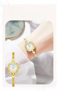 Détail de la montre GEDI dorée carrée à quartz avec cadran texturé et bracelet métallique fin