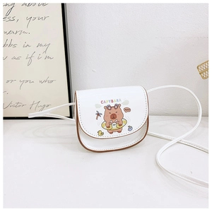 Détail du mini sac bandoulière blanc avec un capybara mignon et l'inscription happy