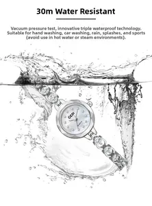 Gros plan d'une montre à quartz argentée pour femme avec cadran perlé dans l'eau étanche 30M