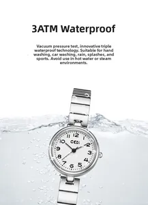 Vue détaillée d'une montre argentée pour femme montrant l'étanchéité 3ATM avec eau