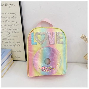 Detailansicht des Regenbogen-Pailletten-Rucksacks mit LOVE-Buchstaben und Donut-Tasche