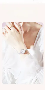 Montre bracelet argentée pour femme avec cadran rectangulaire strassé et lien fin